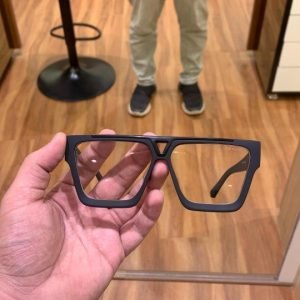 Lou_is_vuitt_on_1502_black_plano